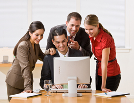 people around computer sm1 Encourage Your Readers To Leave More Comments On Your Blog
